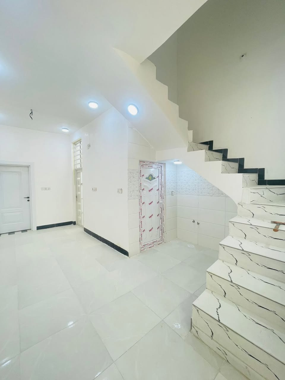 المساحه ٦٠ م طابو زراعي مقابل ملحق قرية الغدير
البيت جديد وجاهز 
بناء حديث// طابوق 🧱// صب // سطح كامل // تناكي ماطور // 
سخان // خلاطات // البيت جاهز 

#ملاحظه البيت قريب لسوك مباشر 

السعر ٢٥ 
***********

***********وتساب
