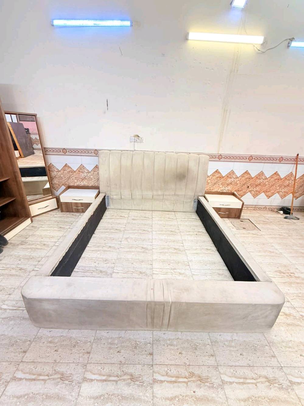 غرفة نوم تركي مستعمل 
تتكون من 👈 8 👈 قطع
نضافة 👈 90%💯🥰
السعر 👈550  فقط
مع نقل وشد داخل بغداد مجاني