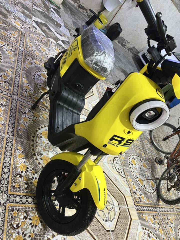 سلام عليكم دراجه R9 خمس بطاريات 32امبير 2026 استعمال شهر فقط دراجه جديده كارتون سله والكفات وشاحنه والمرايات موجودات ما شادهم سعر 485 وبيه مجال حك جيه  ابو خصيب حمدان ***********  واتساب هم موجود
