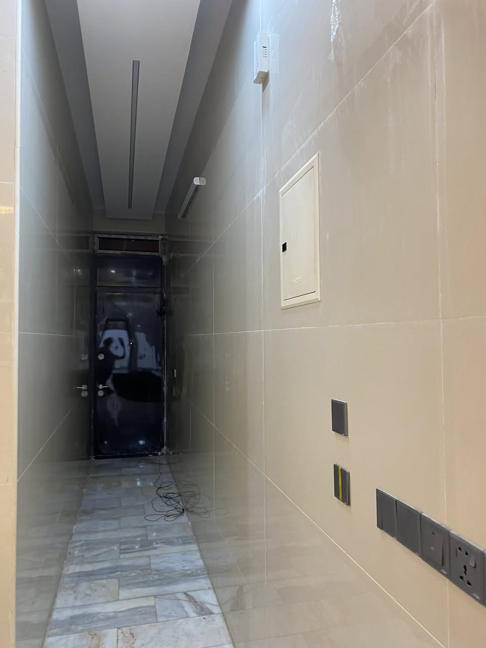 سلام عليكم
150 متر 
بيت حي اور ٦٠٠ 
٣ طوابق. 
واجه ٥ نزال ٣٠ 
***********
