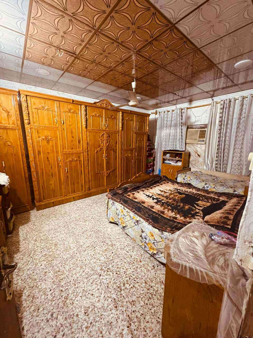 السلام عليكم دار للبيع طابو صرف المساحه 200 متر طابقين يحتوي على 4 غرف نوم ومطبخ 2 وصحيات 3 واستقبال 6/8 وكراج سيارتين ملاحضه الطابق الثاني مفصول عن الاول يعتبر بيتين العنوان شارع 80 جهت النجف براس الفرع سونار ابو الصوف السعر 200 مع المجال للاستفسار ***********
