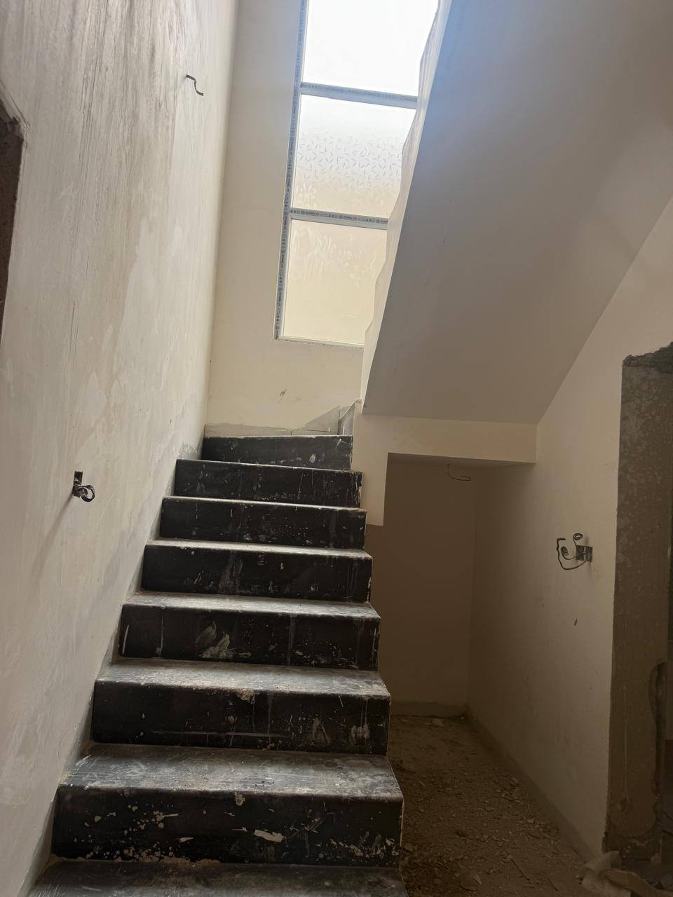 السلام عليكم يوجد دار للبيع مجمع دجله  تكريت الديوم طابق واحد مساحه 200 متر واجهه 10 نزال 20 شارع 15 تسليم شهر الثالث يتكون  من  مطبخ غرفتين النوم استقبال مجمع صحيات عدد اثنين 
السعر الكلي 135 مليون
واصل 55 مليون
عندي استلام المفتاح 15 مليون
بدون قسط  سنوي 
القسط الشهري مليون فقط
الدار بدون مبادره
الاستفسار على الرقم ***********
