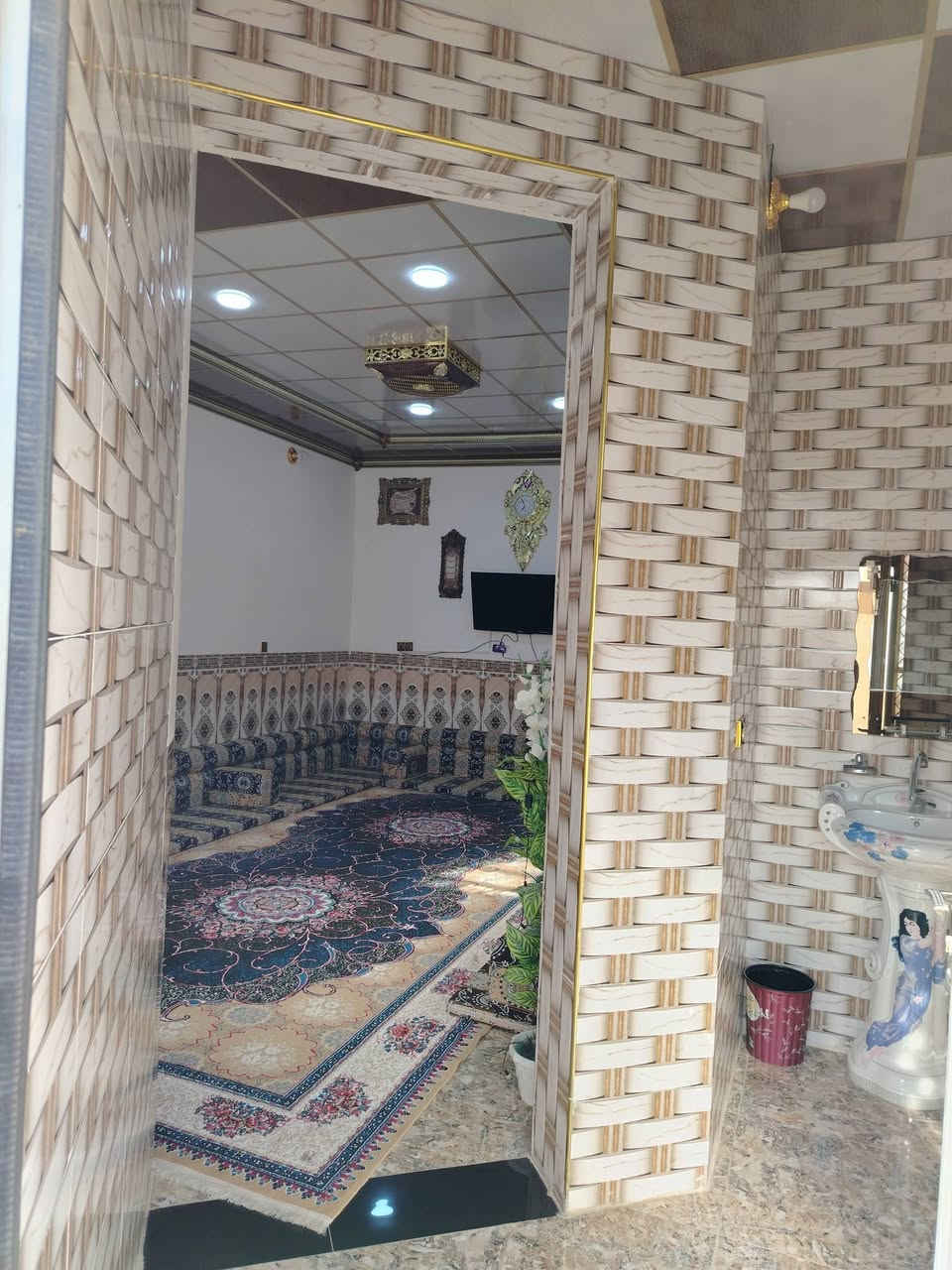 السلام عليكم
بيت للبيع بناء حديث 2024 المساحة 200م يتكون من استقبال 4×7  ، مطبخ حار بارد، صالة معيشة 7×4 وغرفتين نوم 5×4،، مجموعة صحيات داخلية خارجية 
بالاضافة الى بيتونة 8×4

كامل خدمات، ماء، كهرباء، تبليط 

المنطقة حي الفرسان مقابل جامعة تكريت قرب المدرسة 

السعر 58 وبي مجال بسيط 

*********** اتصال + واتساب 

***********
