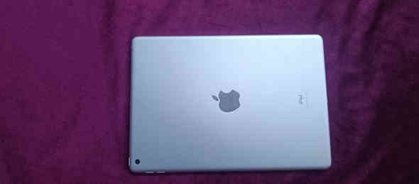 ايباد ٩ للبيع جهاز كلش نضيف شخط مابي وبعده بالضمان ذاكره ٦٤  ملحقاته كارتون وشاحنه اصلي السعر ٢٧٥ وبي مجال العنوان كربلاء شارع البوبيات قرب اسواق البرتقاله  التواصل خاص او الاتصال على الرقم ***********
