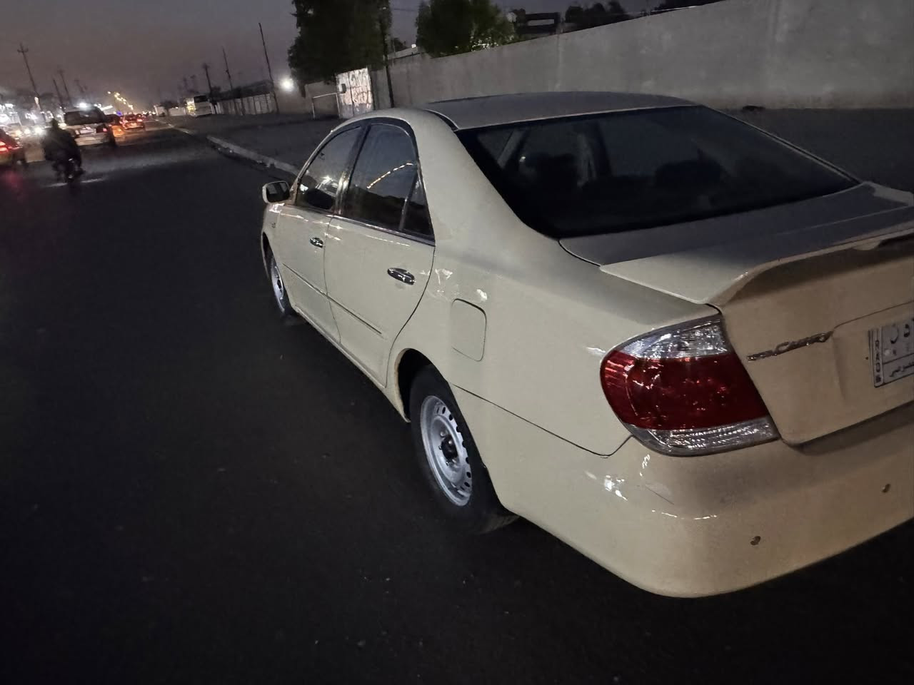 السلام عليكم كامري موديل 2004 وارد خليجي كمينة كير كفالة بيهة مكانات صبغ هاذة الونهة ابلادي حليبي خارج ودخل سيارة جاهزة وجديدة السعر 85 $ ورقة مكاني بغداد حي اور تلفون ***********
