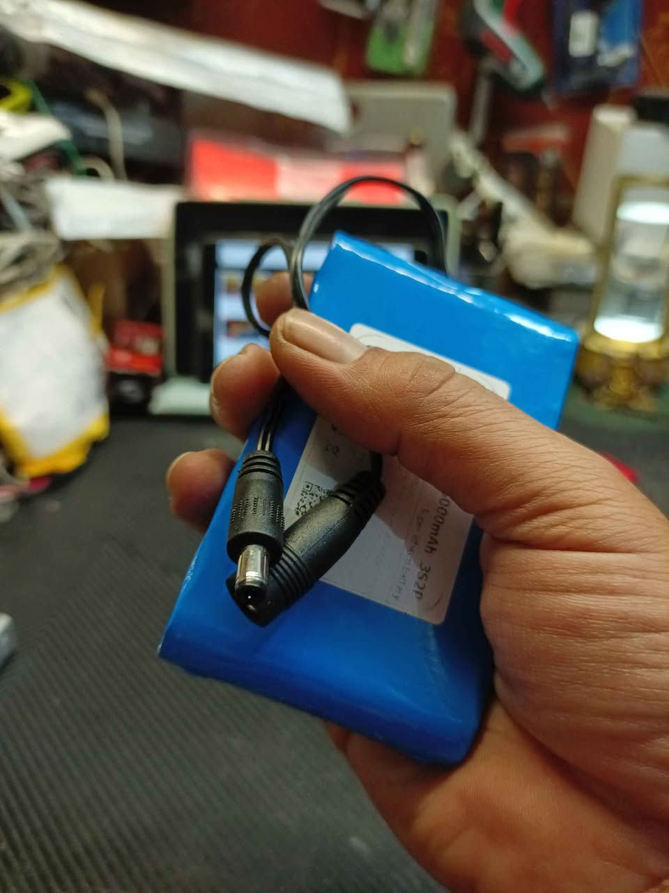 بطارية ليثيوم قابلة لإعادة الشحن من نوع VTET، وتستخدم لتخزين الطاقة للأجهزة الإلكترونية.
النوع: بطارية ليثيوم فائقة (Super Lithium Battery).
الجهد الكهربائي: إدخال 12 فولت DC، وإخراج يتراوح بين 12.6 فولت و 10.8 فولت DC.
السعة: 5000 مللي أمبير في الساعة (5000mAh).
التكوين: 3S2P (مما يعني 3 خلايا على التوالي و 2 على التوازي). بغداد, العراق


**إذا كنت صاحب هذا الإعلان وتريد حذفه لأي سبب، رجاءا أرسل رسالة إلى الدعم الفني**