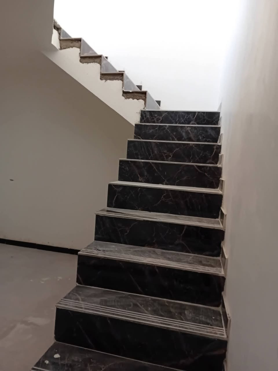 مشتملات عدد2 للبيع حي حكيم شارع علاء غريب قريب شارع العام كل واحد مساحه 100متر  بناء طابوك يتكون من غرفه نوم وصاله ومطبخ واستقبال مرقم من بلديه حديث جاهز للسكن كهرباء بوري نضام سبالت تقطير حاليا قيد الانشاء شارع كامله مجاري ***********واتساب أو ***********
