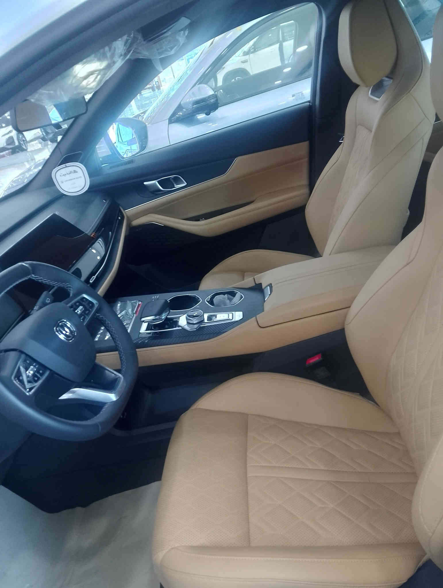 يونيكي" تشير عادة إلى طرازات Changan UNI-K أو Lynk & Co 01/001 (التي تختلف حسب السوق)، وكلاهما سيارات دفع رباعي مدمجة إلى متوسطة الحجم تركز على التصميم الجريء والتكنولوجيا المتقدمة. 
شانجان UNI-K 
تتميز شانجان UNI-K بتصميمها المستقبلي ومقصورتها الداخلية الفاخرة، وتوفر أداءً قوياً. 
المحرك والأداء:
تتوفر عادة بمحرك بنزين تيربو سعة 2.0 لتر 4 أسطوانات يولد قوة تصل إلى 229 حصاناً وعزم دوران 390 نيوتن متر، متصل بناقل حركة أوتوماتيكي من 8 سرعات.
يأتي بنظام دفع أمامي أو دفع رباعي (AWD) حسب الفئة.
التصميم والتكنولوجيا:
تصميم خارجي جريء بمصابيح LED رفيعة ومقابض أبواب مخفية.
مقصورة داخلية متطورة بشاشات ذكية كبيرة، بما في ذلك شاشة عدادات رقمية وشاشة ترفيه مركزية.
المميزات:
توفر مجموعة شاملة من أنظمة مساعدة السائق المتقدمة (ADAS)، مثل مثبت السرعة التكيفي والمساعدة في الحفاظ على المسار.
تصميم داخلي واسع ومريح مع مقاعد جلدية فاخرة وفتحة سقف بانورامية. 
لينك آند كو 01 
تُعرف Lynk & Co 01 بكونها سيارة دفع رباعي هجينة (PHEV) أو بمحرك بنزين تقليدي، مبنية على منصة مشتركة مع فولفو XC40. 
المحرك والأداء:
طراز الـ PHEV يجمع بين محرك بنزين توربو سعة 1.5 لتر ومحرك كهربائي، بقوة مجمعة تبلغ 276 حصاناً.
تتوفر أيضاً بمحرك بنزين 2.0 لتر بقوة حوالي 218 حصاناً.
ناقل حركة مزدوج القابض (DCT) بـ 7 أو 8 سرعات.
التصميم والتكنولوجيا:
تصميم عصري ومميز بمصابيح أمامية مقسمة.
تجهيزات تقنية عالية تشمل شاشة معلومات ترفيهية سريعة الاستجابة بقياس 15.4 بوصة وخدمة Wi-Fi مدمجة.
المميزات:
حصلت على تقييمات موثوقية ممتازة وتوفر ميزات أمان متقدمة.
نسخة الـ PHEV تتميز بمدى كهربائي يصل إلى 75 كم واستهلاك وقود مجمع منخفض للغاية. 

للاستفسار اتصال ع رقم المبيعات 
*********** 📞☎️
