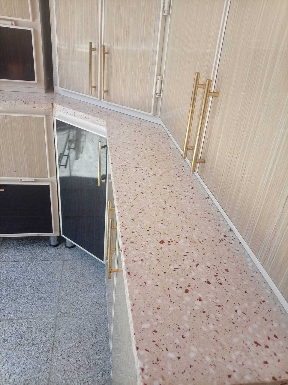 كاونتر 15 متر مفتر مرمر كورتز نضافه 95 بل ميه مكان بغداد الكمالية ويوجد توصيل محافظات سعر 1050 بي مجال للشراي  رقم ***********
