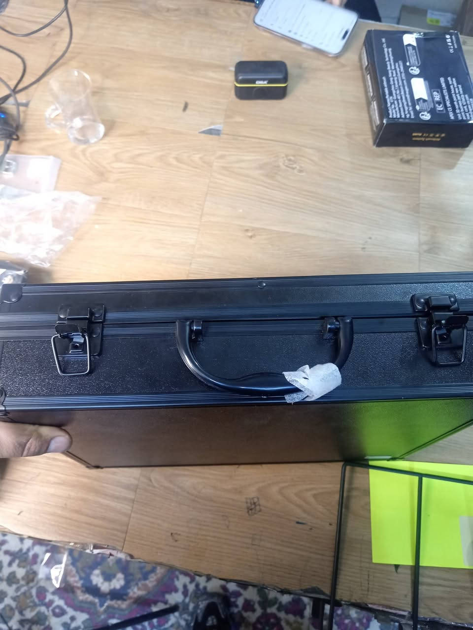 تُعد هذه المجموعة ماكينة حلاقة احترافية من VGR طراز V-015. تتميز بتصميم معدني قوي وتأتي مع محرك فيكتور قوي يوفر سرعة تصل إلى 9000 دورة في الدقيقة.
الميزات والمواصفات:
الشفرات: شفرات متينة مطلية بـ DLC (طلاء كربون يشبه الألماس).
المحرك: محرك فيكتور قوي 9000 دورة في الدقيقة.
البطارية ووقت التشغيل: بطارية ليثيوم أيون بسعة 2500 مللي أمبير توفر ما يصل إلى 120 دقيقة من وقت التشغيل بعد شحنها بالكامل لمدة 3 ساعات.
الاستخدام: تدعم الاستخدام السلكي واللاسلكي Cord/Cordless.
الملحقات: تتضمن 6 أمشاط توجيه مغناطيسية بأطوال مختلفة (1.5، 3، 4.5، 6، 10، 13 ملم)، وفرشاة تنظيف، وزيت تشحيم، وكابل شحن USB، وحقيبة سفر.
التصميم: هيكل معدني بتصميم أنيق بلون ذهبي وأسود، مع رافعة مدببة قابلة للتعديل.  رقمي***********
