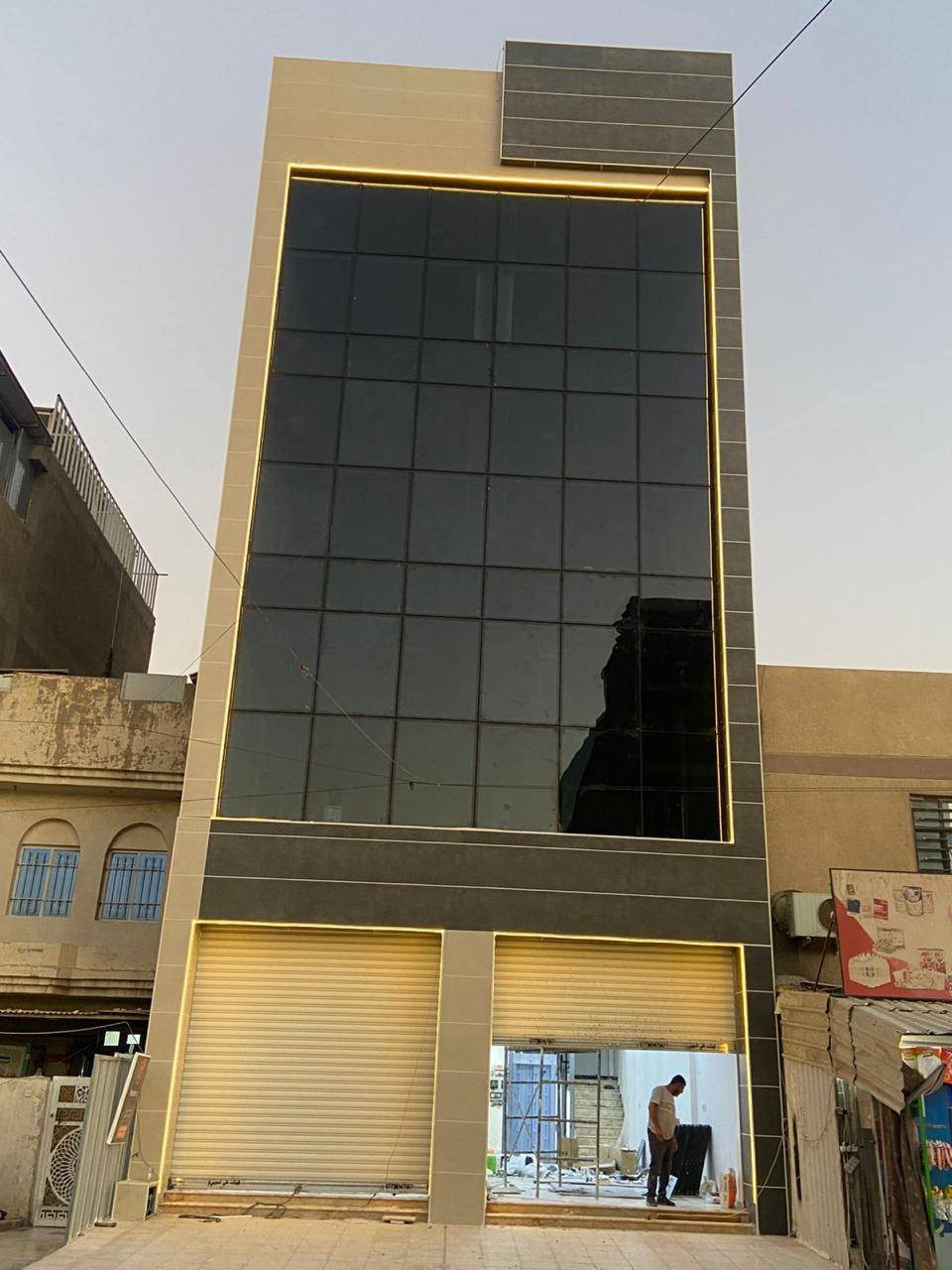 السلام عليكم
اللايجار 
 البنايه اربع طوابق قاعات مفتوحه والطابق الخامس غرفه كبيره وخدمات وكل طابق بيه منضومه حريق وخدمات
مع مصعد شارع فلسطين شارع الحج والعمره بداية الشارع وقرب مجسر بيروت موقع مميز 
مساحه البنايه 130 متر واجهه 8 ونص ونزال 15 وربع
ايجار البنايه كامل8ملائين شهريا ومقدما مال سنه
اللاستفسار اومراسلة الصفحة 
***********
