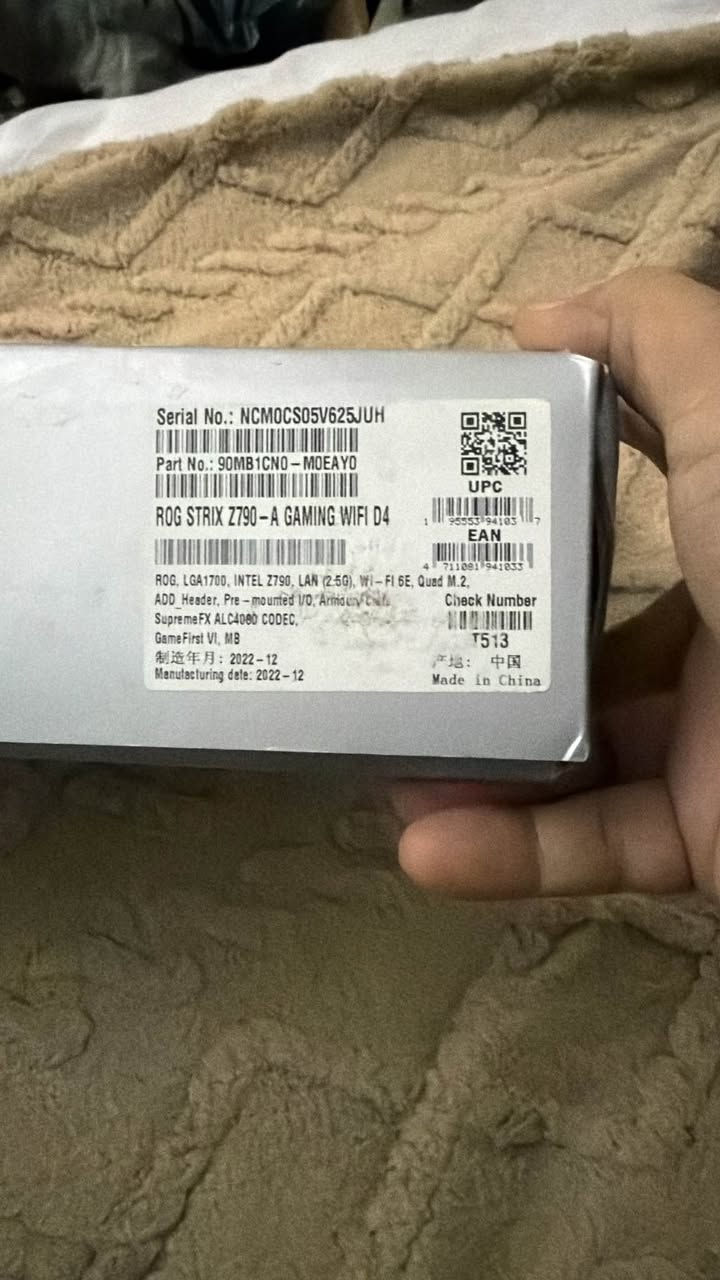 STRIX Z790-A
GAMING WIFI II
تأتي لوحة ROG Strix Z790-A Gaming WIFl Il مزودة بوحدة تنظيم جهد
قوية يعلوها مشتت حراري فضي متين، مما يوفر الطاقة بكفن )
كما تدعم اللوحة من الجيل الرابع عشر Core عالية لأحدث معالجات Intel® تقنية PCle 5.0 وWiFi 7 ومنفذ USB عالي السرعة، مما يعزز من أدائها في مختلف المجالات. توفر هذه المنصة القوة والاتصال اللازمين لتطبيقات
الذكاء الاصطناعي المتقدمة على أجهزة الكمبيوتر.
دليل اللوحة الأم (*********** )للتواصل بغداد, العراق
