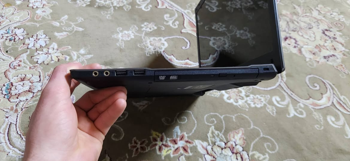 للبيع: لابتوب Haier W550EU - مواصفات كاملة وسعر لقطة
المواصفات الفنية:
​الموديل: Haier W550EU.
​المعالج (CPU): Intel Core i3 (جيل ثالث) - أداء ممتاز وسريع للمهام اليومية والدراسة.
​الذاكرة العشوائية (RAM): 4 GB DDR3.
​الهارد (Storage): 500 GB HDD - مساحة كبيرة بتسع كل ملفاتك وصورك.
​كرت الشاشة: Intel HD Graphics 4000.
​المميزات الإضافية:
​صوت استوديو: نقي وقوي، بيدعم كل مواقع وتطبيقات التواصل الاجتماعي (فيس، واتساب، تليغرام).
​اتصال متكامل: يدعم الواي فاي (Wi-Fi) و البلوتوث (Bluetooth).
​بيت سيم (SIM Card): يدعم استخدام السيم كارد مباشرة.
​سواقة (CD/DVD): موجودة وشغالة لقراءة كافة أنواع السي دي.
​شاشة 15.6 بوصة LED دقة عالية ووضوح ممتاز.
​ملاحظة: البيع بدون بطارية (الجهاز شغال 100% على الشاحن مباشرة).
​السعر : 100 دولار فقط.
الموقع: أربيل - لون سيتي.
​للتواصل والاستفسار:
يرجى التواصل على الخاص أو الاتصال على الرقم:
📞 ***********
