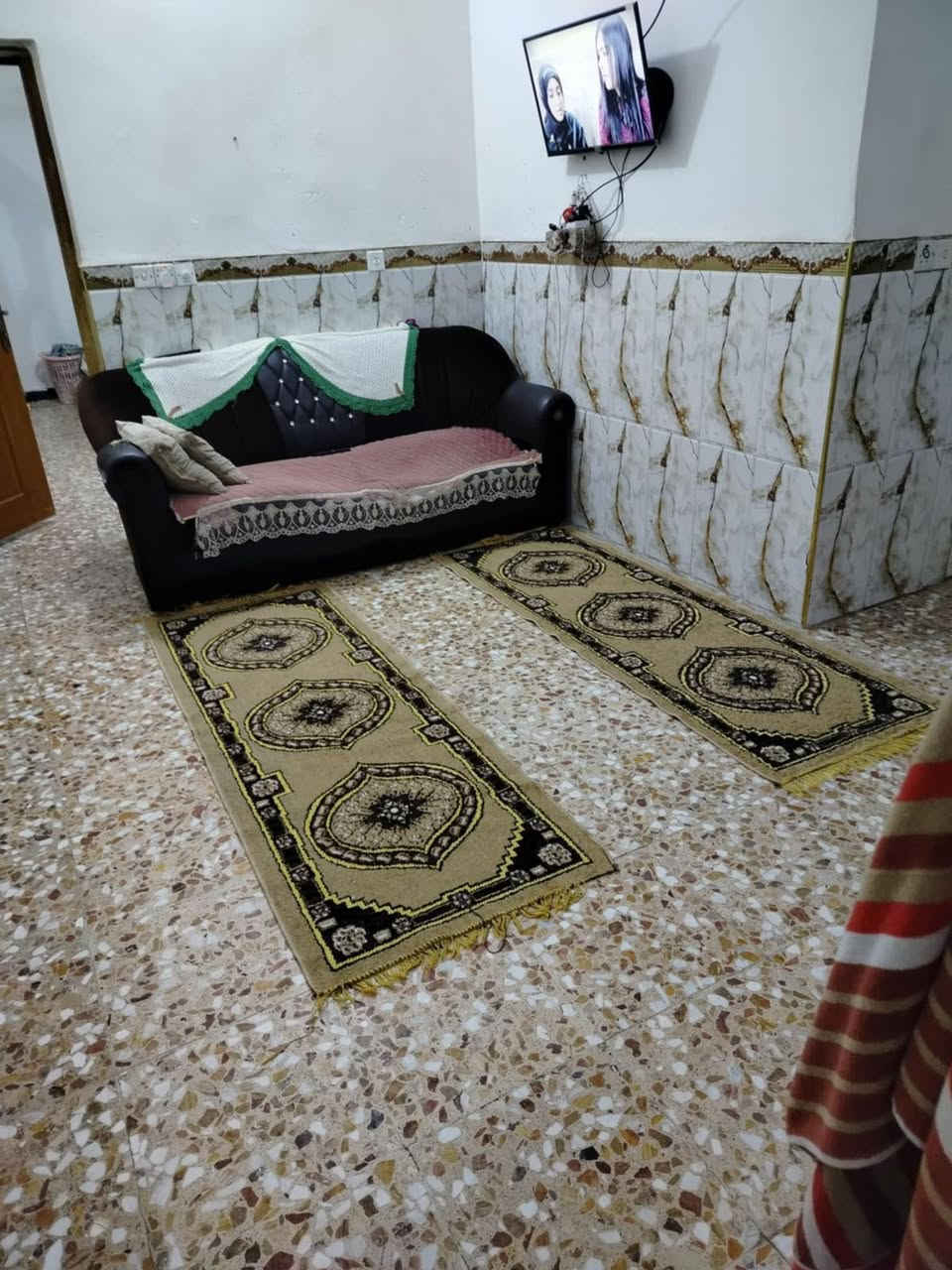 الواجهه 5 ونص  ونزال 21
الطابق الارضي - استقبال - صاله- غرفه -مطبخ - صحيات خارجيه - وداخليه
الطابق الثاني -صاله -وغرفه - وصحيات
العنوان- الفرات شارع شركه حمرابي 
ثاني بيت عن شارع العام مال شركة حمرابي

السعر 140 وبي مجال الستفسار الاتصال على الرقم 
***********
