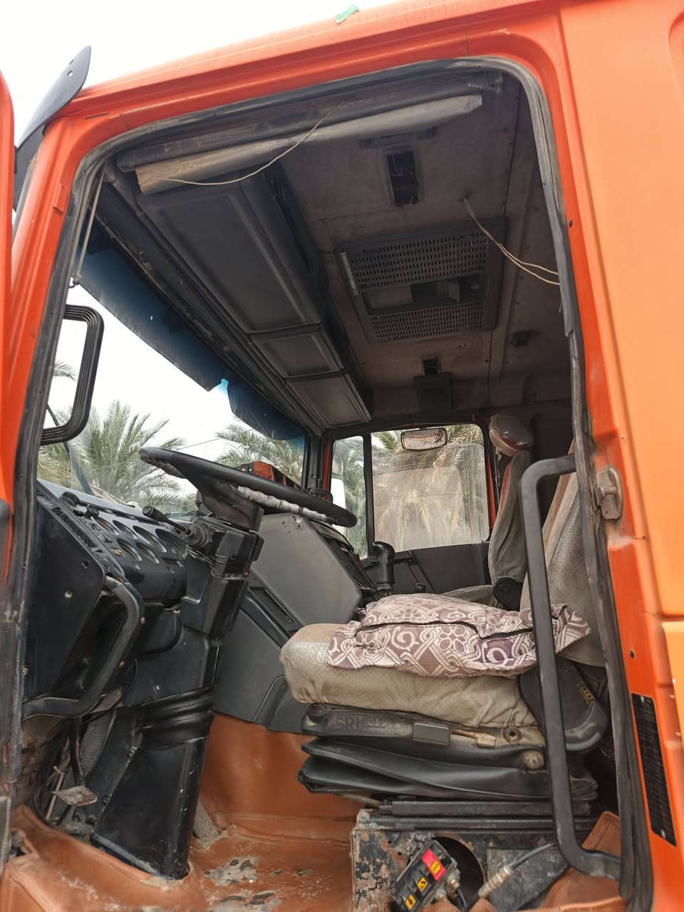 سلام عليكم داف للبيع موديل 91 سياره جاهزه مواصفاته محرك 35 تيربو مال البي وكير برميل 160 شاصي مكفول تايرات 22ونص13 ار سياره جاهزه بسمي رقم واسط ألماني تبريد ثلج  السعر 125 ورقه وبيه مجال وعليه غرامات مليون ونص ذني يوكعن من سعره الشراي يتصل والمو شراي رجائن لحد يكسر بالسعر *********** السياره سنويته تقره راس تريله مجموعه مال وزراة التجاره

