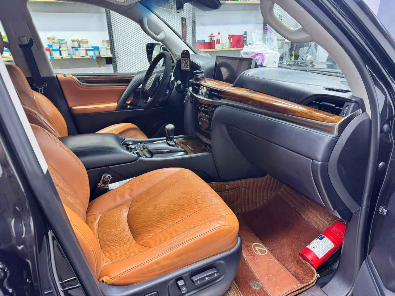 السلام عليكم ورحمة الله للبيع لكزز خليجي موديل 2018 ماشيه 99 الف رقم بغداد مكفوله كفاله عامه كل السياره على وضع الشركه تخم تاير دلوب مكان السيارة بالرمادي اعلا مواصفات سعرها 675 وبيها مجال للشراي والجناي 
***********
