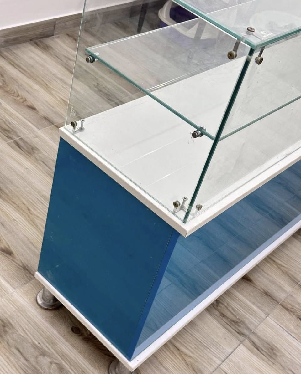 فاترينه للبيع السعر 100 الف 
موقعها داخل الفلوجة القطعة نظيفة جداً 
كدامك مابيها اي ضربه 
الي يحب يحجزها يراسلني
 او يتصل على الرقم ***********
