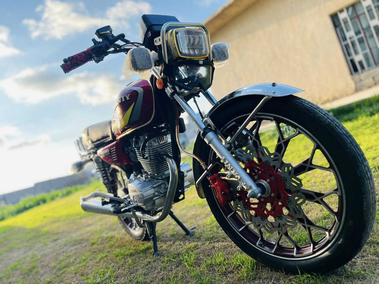 السلام عليكم ورحمة الله وبركاته 

للبيع سيفان 24 كدام العين نضايفه فول مواصفات ربع ما تصرف عليه تاخذ مني شي يرضيك 
ويرهم مراوس حسب القناعه 
سعره ٦٥٠ 
اتصل وتدلل ***********
