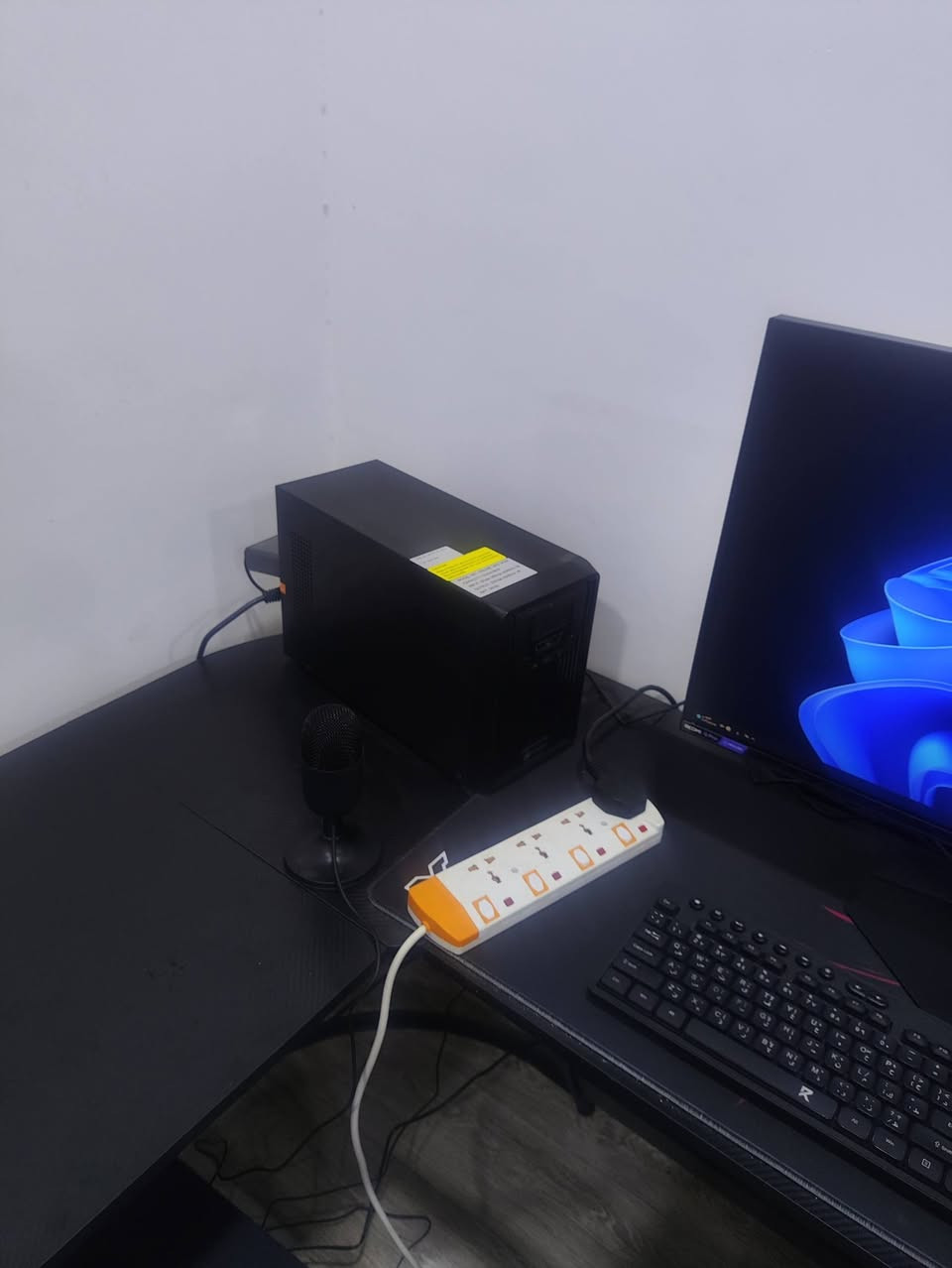 🔥 للبيع ست أب قيمنك كامل شبه جديد 🔥

استعمال شهر واحد فقط وبحالة ممتازة جداً.

المواصفات:

• CPU: Intel i5-14490F 5.0GHz
• GPU: RTX 5060 Ti 16GB GALAX
• RAM: 32GB DDR5 6000MHz RGB (16×2)
• M.B: ASUS PRIME B760M-A DDR5 WIFI
• Storage: NVME M.2 1TB Gen4 WD
• PSU: DeepCool 750W Gold
• Liquid Cooler: DeepCool LE520 240mm
• Case: RGB مع 7 مراوح

المحتويات الإضافية:

• شاشة Redmi G27Q Pro
• UPS 1KVA لحماية الجهاز
• كيبورد وماوس Redragon
• كرسي قيمنك مريح
• ميز قيمنك
• قطعة بث مباشر + توصيلات كاملة

الست أب كامل مناسب للألعاب والبث المباشر.

الحالة: نظيف جداً استعمال قليل
السعر المطلوب: 2,600,000 دينار
قابل للتفاوض للجادين.

📩 للمهتمين التواصل خاص.***********
