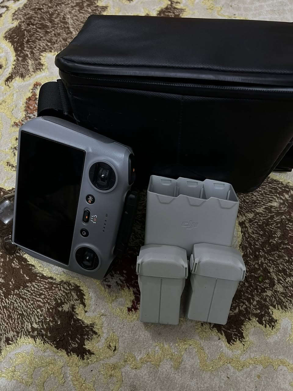 السلام عليكم
جوستك شاشه Rc2
بطاريات ميني فور بلس أصليات اثنين مع بيت الشحن 
كمبل + حماية ريش + جنطة درون ميني فور

للتواصل ***********
