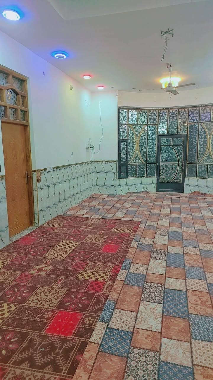 دار للبيع مساحه ٥٠٠ متر ركن على شارعين في المعاره قرب حسينيه السجاد يبعد عن الشارع ١٠٠ متر يتكون من مساحه البناء ٣٠٠ متر غرفتين ٦×٤ و ٥×٤ وصاله ١٢×٥ ومطبخ ٥×٤ واستقبال ٩×٥ وحمامات داخليه وحمامات خارجيه بناء جديد  وحديقه ٢٠٠ متر خدمات ماء كهرباء مولد ذهبي الاتصال على الرقم ***********

