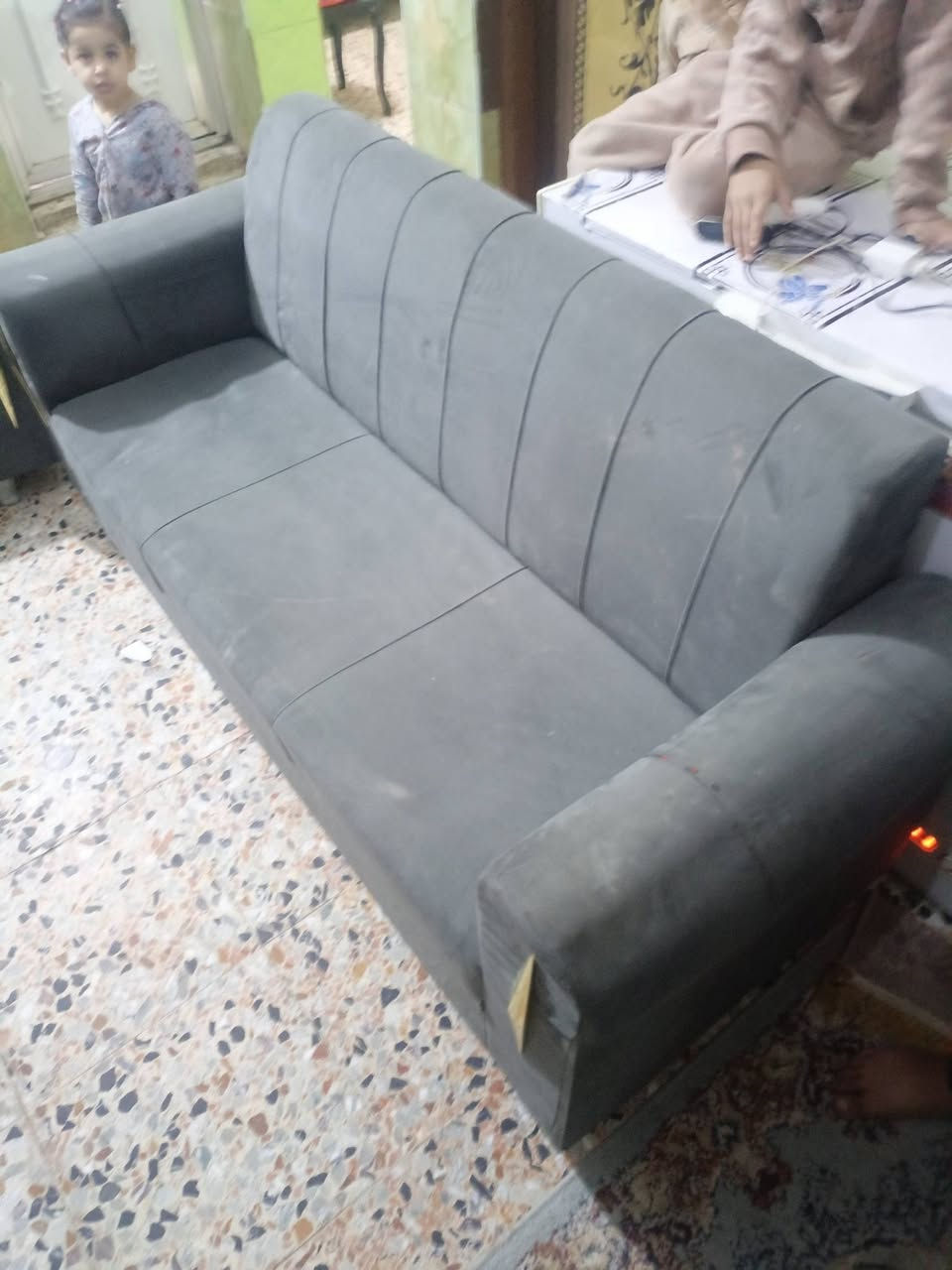 اربع مقاعد تخم نضيف ضرر بس الي موجود بتصوير السعر 100 قفل رقم الهاتف ***********
