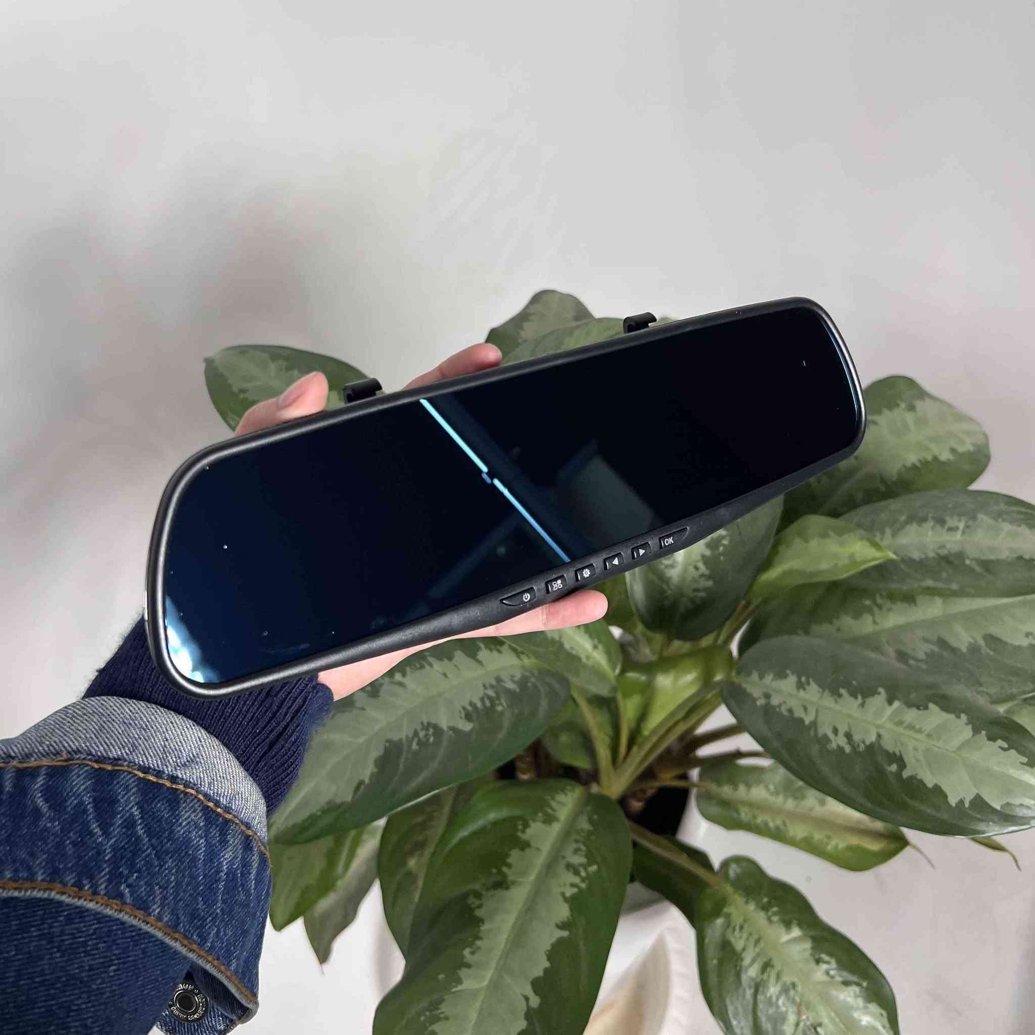 مرآة السيارة الذكية Vehicle Blackbox DVR - كاميرا مزدوجة وشاشة 4.5 بوصة

• الموديل: Z-3061.

كاميرا داش كام متطورة مدمجة داخل مرآة الرؤية الخلفية، تمنحك تسجيلًا كاملًا للطريق من الأمام والخلف مع شاشة عرض مدمجة لتعزيز أمان قيادتك.

• شاشة عرض مدمجة: تأتي بشاشة مقاس 4.5 بوصة من نوع TFT مدمجة في المرآة لمتابعة التسجيل مباشرة.

• تصوير عالي الدقة: تدعم تسجيل الفيديو بدقة Full HD 1080P لضمان وضوح التفاصيل والصور.

• عدسة واسعة الزاوية: مزودة بعدسة رؤية عريضة (Wide-angle lens) بزاوية 170 درجة لتغطية أكبر مساحة ممكنة من الطريق.

• نظام تسجيل الطوارئ: يحتوي على مستشعر G-Sensor الذي يقوم بحماية الفيديوهات من المسح عند حدوث اصطدام.

• خاصية الرؤية الليلية: تدعم تقنية Night Vision لتحسين جودة التصوير في ظروف الإضاءة المنخفضة.

• مراقبة ذكية: تدعم ميزات اكتشاف الحركة (Motion Detection) والتسجيل الدوري (Cyclic Recording) لضمان عدم توقف التسجيل.

المواصفات:
• دقة الفيديو: 1920x1080P / 1280x720P.
• صيغة الفيديو: MOV (H.264, Audio: AAC).
• تخزين الذاكرة: تدعم بطاقة ذاكرة TF حتى 32 جيجابايت كحد أقصى.
• البطارية: مدمجة بسعة 150mAh.
• واجهة الطاقة: 12-24V 2A.
• اللغات: تدعم لغات متعددة.
• الميكروفون والسبيكر: مدمج داخل الجهاز.

محتويات العلبة:
• مرآة الرؤية الخلفية المزودة بالكاميرا والشاشة.
• كاميرا خلفية إضافية.
• وصلات التركيب والطاقة. بغداد, العراق


**إذا كنت صاحب هذا الإعلان وتريد حذفه لأي سبب، رجاءا أرسل رسالة إلى الدعم الفني**