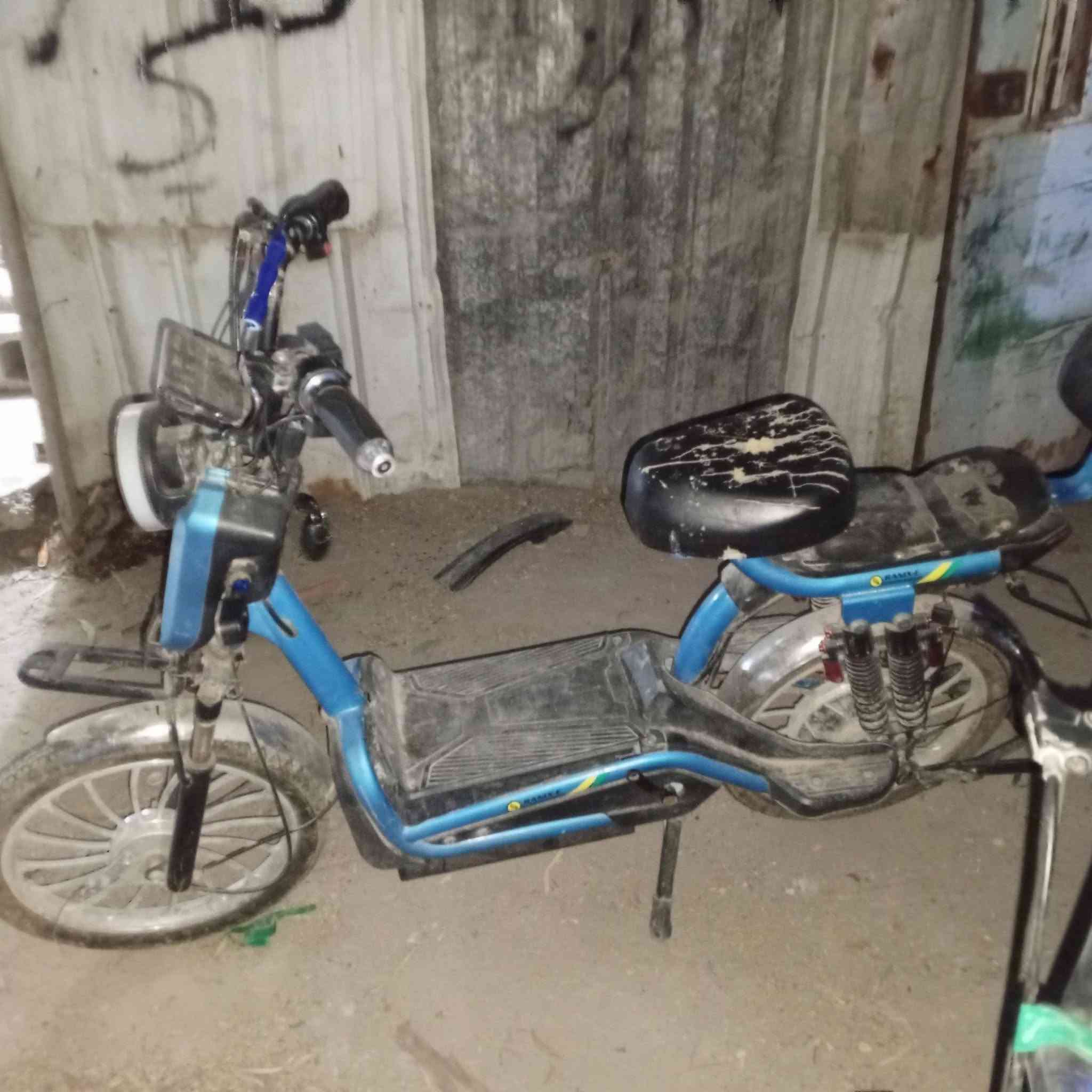 سلام عليكم
اربع دراجات شحن 
وحدة شغاله كلشي مابيه 
و ثنين شغلات نقصهن بس بطاريات 
شغاله بس الحمره وسعر خاص
ابيعهن شلعه وحدة 
الاستفسار عله هاذا رقم
***********
