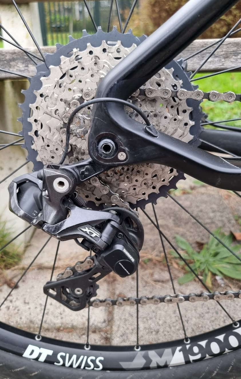 السلام عليكم كباتنة الطيبين

توكلنا على الله وأيه الرزق للجميع 
#للبيع دراجة كيوب Cube Reaction ألماني اصلي بالعافية  للياخذهة 
لون مميز وحلو الدراجة مثالية وقوية للطرق الوعرة، الصعود والنزول، وحتى الاستخدام الرياضي اليومي براحة وثبات عالي. يعني انسى الطسات ووجع الظهر وألام المفاصل. أحسن متاخذ دراجة مو اصلي ورة اسبوع تكوم توصوص وتنومك يم المصلح 😅 وتعبك احنة نوفرلكم دراجات ماركات عالمية اصلية استيراد مباشر من هولندا 🇳🇱
✅ المواصفات والفوائد للمستخدم: 
لشة أو فريم كاربون خفيف وقوي → تحكم أفضل وتعب أقل أثناء القيادة قياس  ميديم / لارج   مناسب لمعظم الأطوال  نظام نقل حركة شيمانو XT بلوتوث حديث  تبديل ناعم وسريع بدون تقطيع
ممتص صدمات  دبل امامي RockShox  راحة وثبات أعلى بالطبات والطرق الصعبة ويالة سويسري DT SWISS  1900  ويالة قياس 29 الدراجة مزودة بغراض فول.  ملاحظة: الركبة مال ستيرن وحدهة ورقتين 😁الدراجة جاهزة للركوب مباشرة بدون أي مصروف إضافي مناسبة للمبتدئ والمحترف بنفس الوقت
📍 الموقع: بغداد – حي البنوك – قرب مثلجات الصفصاف
📩 لأي استفسار أو تجربة الدراجة، راسلني خاص وتدلل 🤝
⚠️ ملاحظة:
ناشر أكثر من دراجة بحسابي، ويوجد استيراد مباشر من وكالات أوربية عالمية، كل القطع أصلية 100% مع وصولات 🔥
نتعامل مع أفضل الماركات العالمية:
SRAM . SHIMANO . Campagnolo . Maxxis . Schwalbe . Vittoria . Bontrager . Rockshox . Fox . Mavic .Garmin . wahoo.  Poc . Cube .  DT SWISS . Cannondale . Santa cruz . Trek . Giant ... وغيرها #دراجة_جبلية #دراجات #بيع_دراجة #بغداد #دراجة_هوائية  #Sram  #Baghdad


**إذا كنت صاحب هذا الإعلان وتريد حذفه لأي سبب، رجاءا أرسل رسالة إلى الدعم الفني**