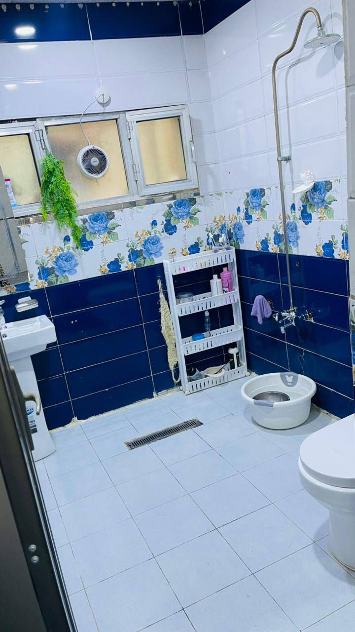 السلام عليكم بيت 120 متر 6*20 طابقين بنيان جديد كله كامله نقصه بس واجهيه
العنوان حي الجهاد يم المدارس 
تواصل ***********
