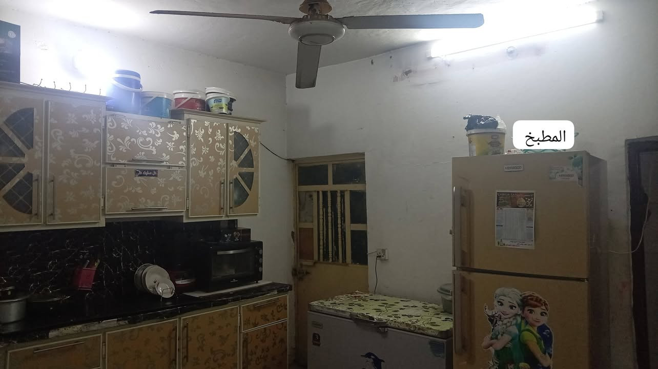 بيت في منطقه الحسينيه في السكلات في منطقه 13  
مساحة البيت 200م 
عدد الغرف 4 ..غرفتين طابق ارضي كاملات فقط غرفة وحده بيها رطوبة قليلة .و غرفتين طابق ثاني قيد الانشاء.  وايضا يوجد فيه محل مثل. ما موضح بالصور 
اما باقي البيت من الاستقبال و الصاله و المطبخ والحمام كل البيت نضيف ومابي شي. ما عدا الي ذكرتهن .
مساحة الاستقبال 5x5.5
مساحة الغرف الطابق الارضي4x4  
مساحة الغرف الطابق الثاني . الغرفة الثالثه 4x4 
ومساحة الغرفه الرابعه طابق ثاني . 5x5.5..
السعر 110 مليون و فيه مجال و  ان شاء الله خير 
للتواصل 
***********. واتساب فقط
