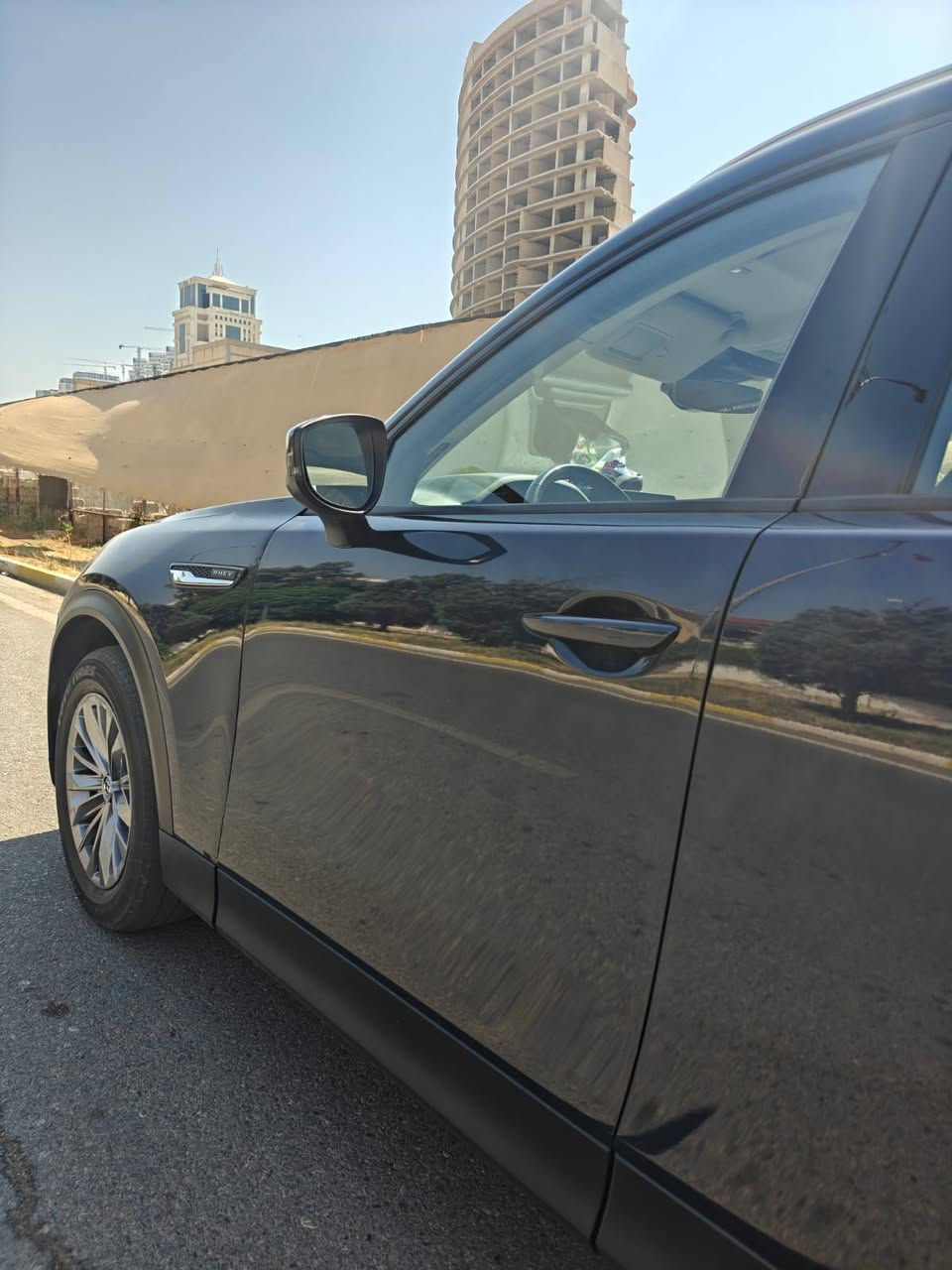 للبيع فقط مرقم شمالى جاهز تحويل ثاني يوم كل التفاصيل موجوده بالمنشور 

للبيع فقط 2024  Mazda cx_90 بلكن هايبرد 
قطعة وحده صبغ ايرباك مبدل بيلادي سيستم جاهز
كلشي بيها بشرط ولا كلوب شغال 
حتى الدعاميات بيلادي
: 4 أسطوانات (I4) سعة 2.5 لتر بنزين.
المحرك الكهربائي: محرك كهربائي بقوة 68 كيلوواط (حوالي 91 حصان).
البطارية: 17.8 كيلوواط/ساعة ليثيوم أيون.
القوة الإجمالية: 323 حصان (عند استخدام بنزين ممتاز 95) أو 319 حصان (عند استخدام بنزين عادي 91).
عزم الدوران: 369 رطل-قدم (500 نيوتن-متر).
ناقل الحركة: أوتوماتيكي من 8 سرعات (بدون محول عزم تقليد
المقاعد: 3 صفوف مقاعد  VIP (تتسع لـ 7 أو 8 ركاب).
التنجيد: مقاعد بجلد (Leather-trimmed).
المقاعد الأمامية: مدفأة، مع تعديل كهربائي لمقعد السائق   ومقعد الراكب)
فتحه سقف 
دخول ذكي
التكييف: تحكم أوتوماتيكي بالمناخ ثلاثي المناطق.
المرايا: مرآة رؤية خلفية ذاتية
شاشة مركزية ملونة مقاس 12.3 بوصة 
نظام آبل كاربلاي وأندرويد أوتو (لاسلكي).
نظام صوتي مكون من 8 سماعات.
شاشة عدادات رقمية بالكامل أمام السائق. 
نظام مراقبة النقاط العمياء (BSM) مع تنبيه حركة المرور الخلفية.
مساعد الحفاظ على المسار (Lane-keep Assist) وتحذير مغادرة المسار.
مثبت سرعة راداري (مازدا رادار كروز) مع خاصية التوقف والانطلاق
كبح تلقائي للطوارئ (Smart Brake Support). 
كهربا وباينزين و هايبرد قابله للشحن المنزلي
 وبعد اهواي مواصفات 
  السعر 230 ومجال بسيط
رقم الشاصي  JM3KKBHAOR1181868
***********
*********** أربيل, العراق
