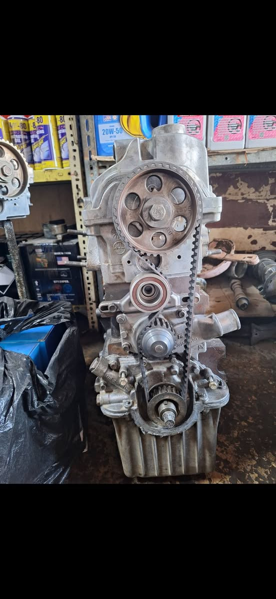 السلام عليكم 
من رخصة الكروب 
يوجد محركات وكير شيري كوين نص محرك و محرك كامل بلادي واكو بستم سيفيا و يوجد حاوية 
يوجد فتح وشد و تجفيت 
العنوان الطالبية فلكة ٨٣ مقابل دائرة الكهرباء 
محلات الكوثر 
 هاتف  ***********
