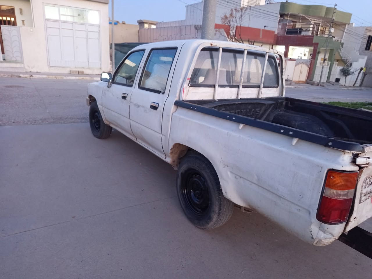 پیکاب  مۆدێل    2001  ماڵی دۆست و فە قیرە
ئاڕم پلاسیک بووە  ئاڕمە کە ی ون بووە ....؟

گێڕو مە کینە و کارە بای و شانسی و خایسات

بە شە رت بڕاوە و موس و وە رگە ڕاوبە شە رت

پێش و پشتی تازە دا گیراوە ئیستۆپ دیسک 

پاوە ر برێک وگە رمی و لایت و فڵچە ئیشە کات

نرخ  13  گە و کە مێ مە جال ***********

گۆڕینە وە ش  ئە کە م  لە سە ردڵ  گرتن
