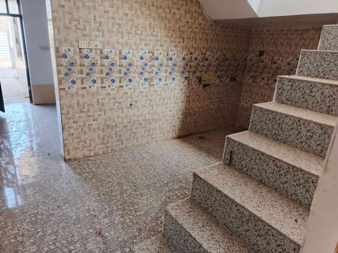 السلام عليكم 
بيت للايجار. ابي غرق . حي المرتضى. ال جعلول 
البيت يتكون من صاله  مطبخ  هول كلدور وغرفه نوم واحده 
البيت بناء حديث  
البيت طابق واحد 
للاستفسار الاتصال على الرقم 
***********
