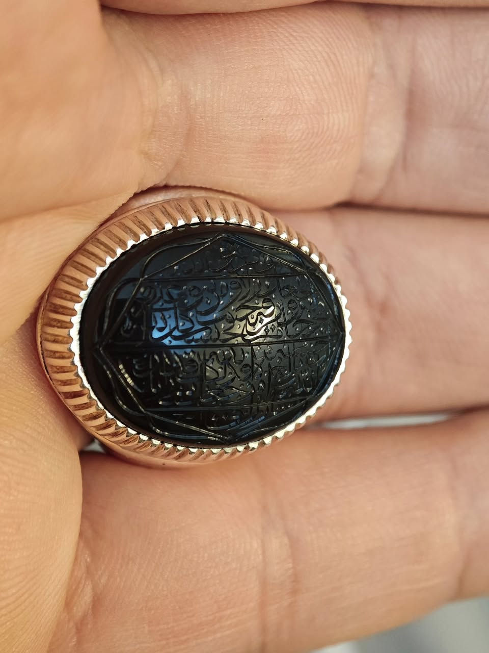 السلام عليكم محبس عقيق يماني  اسود خالص الحجر اصلي خالص كلش حلو مخطوط سورة الطلاق ايه الرزق ايه رقم(3,2)  والفضة عراقية ثقيلة 25 غرام رايدة ب 175 الف 
*********** 
عنواني بغداد الامين الثانية نواب الضباط قرب مركز سرطة الامين
