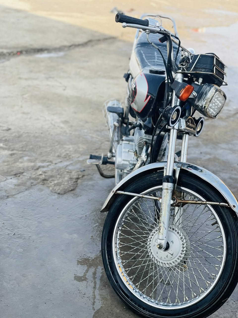 السلام عليكم دراجه البيع نوعيه تايكر موديل 20مفتوحه امبدل بيها فقط والفات أوراق مابيها مكفوله من كلشي نضافه كدام عينك محرك ونشاط خير من الله بيها إشاره الخلفيه مكسوره فقط وطعجه بتنتكي غيرهن كلشي مابي ستفسار ع الرقم ***********او ع الخاص سعر 350بي مجال حيل قليل مراوس اب اربعه كير فقط تعبان يرهم مو جديد مكاني قره تبه خمسه كير ماريد ورجاء المو شراي لا يتعبني ولا أتعبه اخوان ولا تكسر بالحلال العالم يجي يوم الناس تكسر بحلالك
