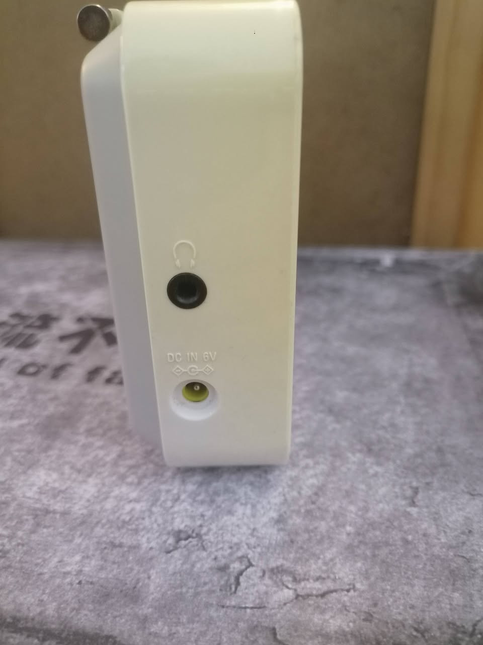 هذا الجهاز هو راديو رقمي محمول من شركة سوني (Sony)، ويحمل الرقم المكتبي الطرازي Sony XDR-S40DBP.أبرز مواصفات الجهاز:نظام البث الرقمي: يدعم تقنيات الراديو الرقمي المتطورة DAB و +DAB لالتقاط القنوات بوضوح عالٍ وبدون تشويش.البث التماثلي التقليدي: يدعم موجات FM العادية.الشاشة: يحتوي على شاشة LCD مدمجة لعرض اسم المحطة والوقت والمعلومات.التخزين: يتيح حفظ ومحطات الراديو المفضلة للوصول السريع عبر أزرار الضبط المسبق (Preset


**إذا كنت صاحب هذا الإعلان وتريد حذفه لأي سبب، رجاءا أرسل رسالة إلى الدعم الفني**