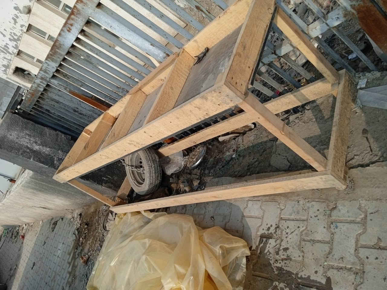 السلام عليكم ميز خشب مال بكاله صارله اسبوع من سويته بي جروخ سعره 70وبي مجال مكاني نادرقرب مول أهل***********
