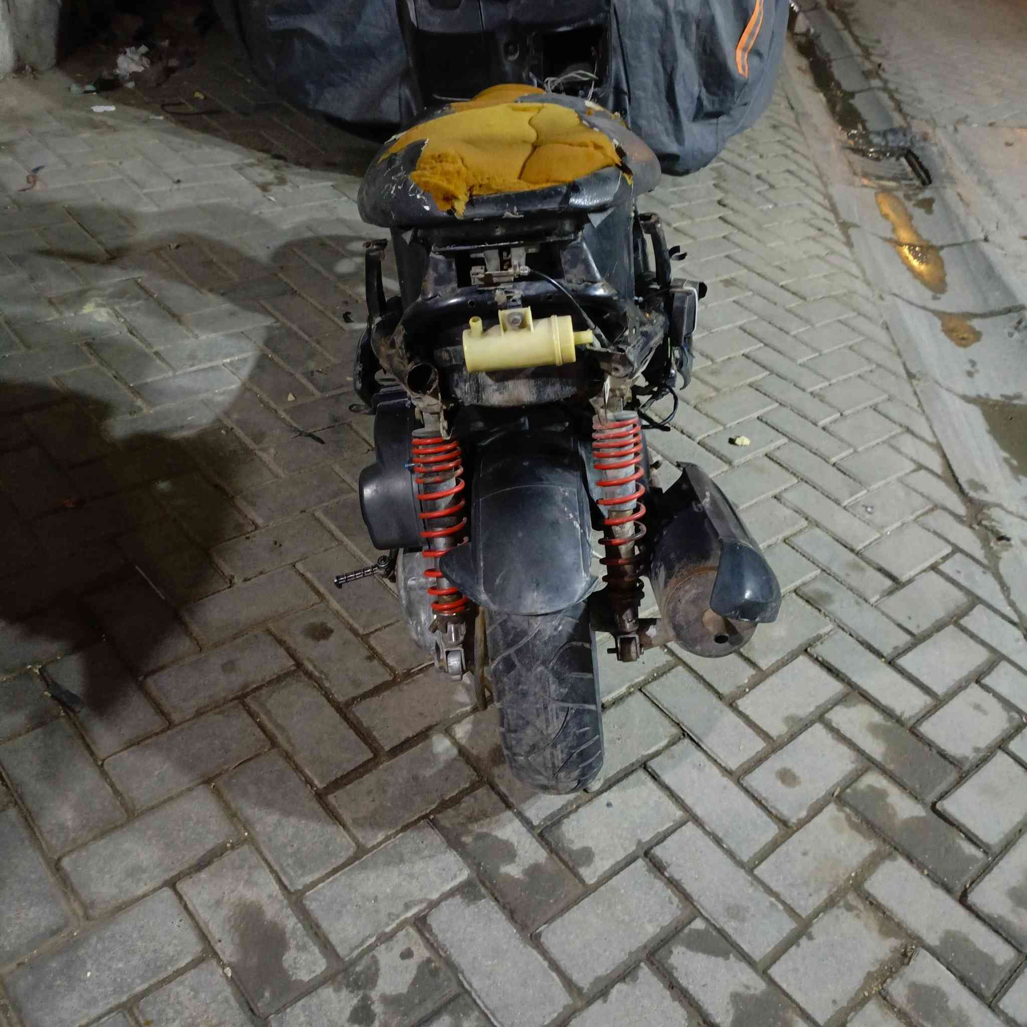 السلام عليكم للبيع سكنس نوزل الدراجه تشتغل وتطفه وكعد الباتري ابيع هيج قفل استيرن قفل صندوك  ابيع عله هل حطه مكينه مكفوله من تبخير ونظوح السعر ١٧٠ وبيه مجال بصيط


**إذا كنت صاحب هذا الإعلان وتريد حذفه لأي سبب، رجاءا أرسل رسالة إلى الدعم الفني**