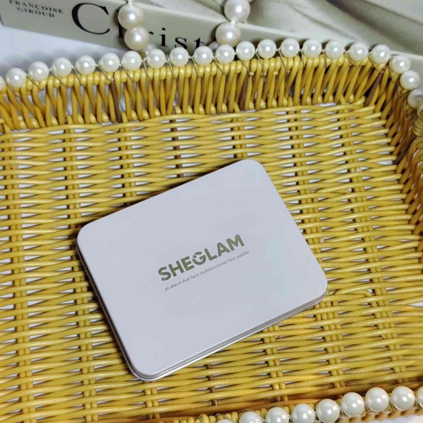 تألقي بإطلالة احترافية مع باليت SHEGLAM المتكامل! ✨
جمالُكِ في علبة واحدة! يجمع هذا الباليت بين الكنتور، الكونسيلر، البلاشر، والهايلايتر بقوام كريمي حريري يندمج مع بشرتكِ بسهولة ليمنحكِ تغطية مثالية ومظهراً طبيعياً يدوم طوال اليوم. 🌸
متعدد الاستخدامات: لتصحيح العيوب، نحت الوجه، وإضافة لمسة حيوية.
ثبات فائق: تركيبة خفيفة لا تتكتل وتناسب جميع أنواع البشرة.
رفيقكِ الدائم: تصميم عملي وأنيق يناسب حقيبتكِ أينما كنتِ.
اجعلي مكياجكِ أسهل وأكثر احترافية مع "All About That Face"! 💄


**إذا كنت صاحب هذا الإعلان وتريد حذفه لأي سبب، رجاءا أرسل رسالة إلى الدعم الفني**