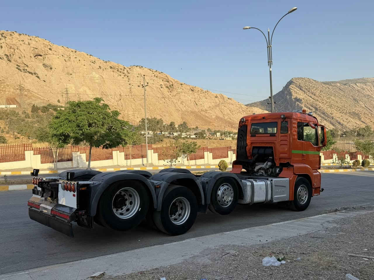 السلام عليكم 

مان٤محور
2016
شاسني تويل ٧متر
480
ثلاجة 
حاس كاميرة

مكان دةربةديخان
***********
