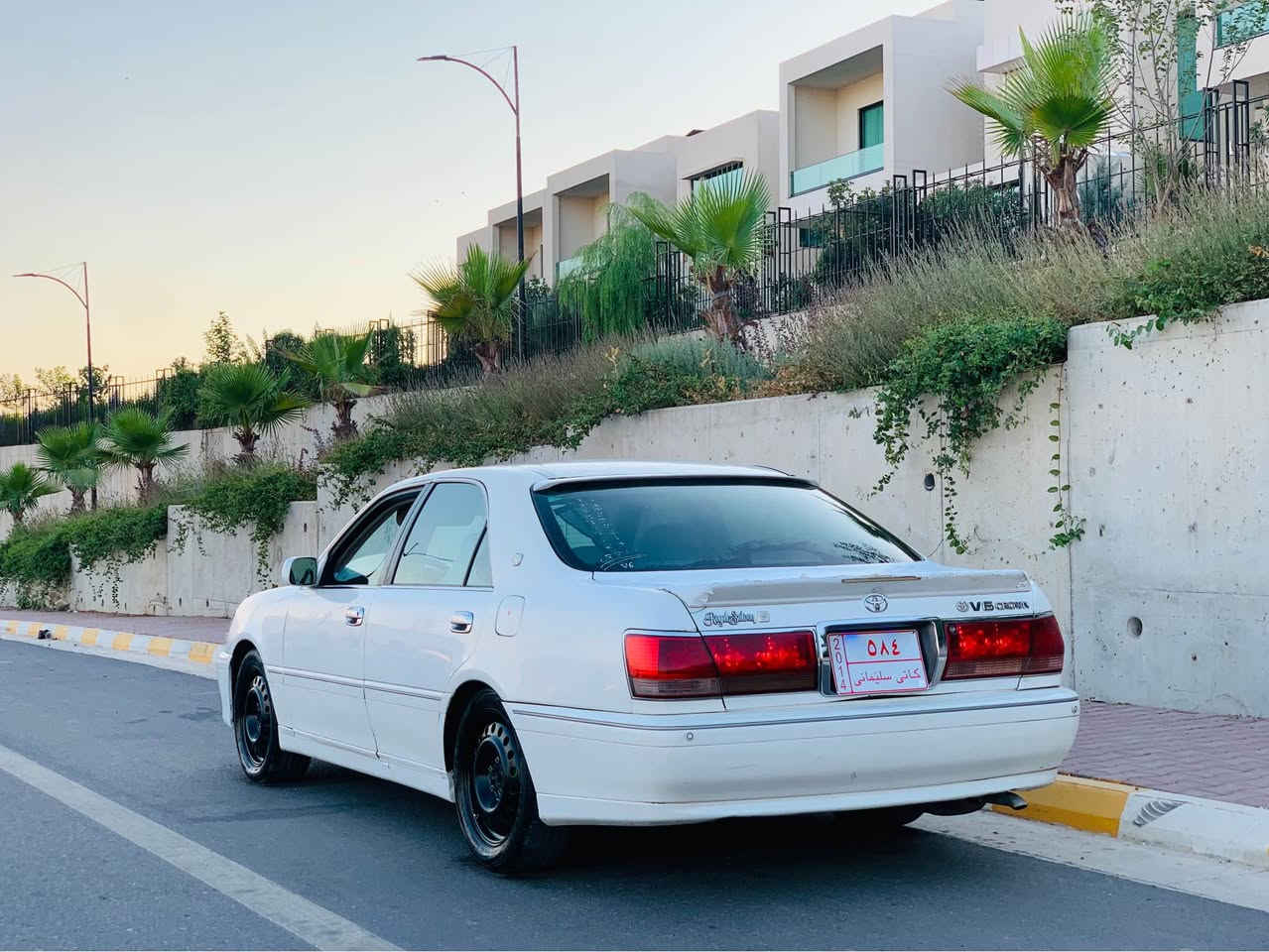 Toyota crawn malika 
براوه براوه 
ناوزه رد 
ده عمو ليدراوى نيه 
پيشو دوا كريستال 
٤ دوگمه 
سه لاجه مه ركه زى 
په رده 
گير مه كينه 
ته بريد 
لايتو زين ؤن  
كاره باي
به شه رت 
كه ڤه رو شانسى به شه رت 
كه ميك  ته قه وره قه و ورده مه سره في هه يه 
كؤتاى ٣٠ گه لا يه 
شوين سليمانى 
ژ.م*********** Singapore
