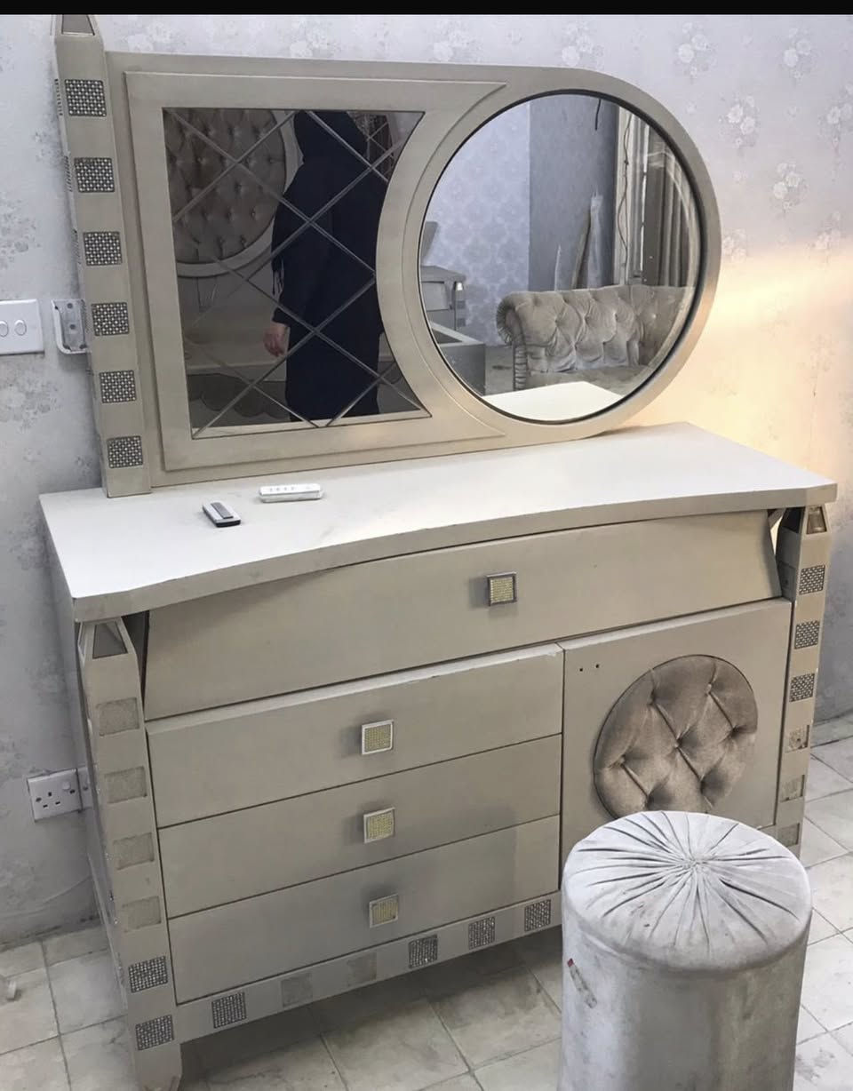 المكانسه سعرها 35
ميز تواليت 50
مجارير 50 
مكان الوزيريه
***********
