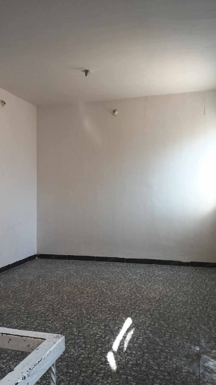 دار للبيع طابو زراعي سند 25 الموقع حي الصحه خلف المسبح الأولمبي المساحه ١٦٥ متر طابقين الاول هول صاله مطبخ غرفه نوم مجمع صحيات كراج سياره الطابق الثاني ٢غرف نوم صحيات للاستفسار مكتب النبل للعقار والبناء والهندسه *********** واتساب *********** واتساب
