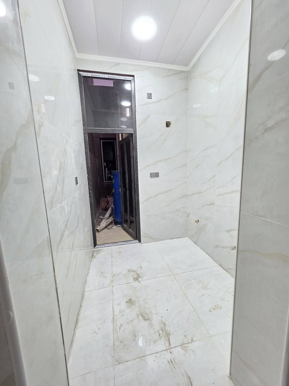 ((دار لـلبـــيـــع)) 

#الموقع شارع 80 محيزم الرابعة خلف مسجد الرحمن 

#المساحة 200م

#جنس_العقار طابو صرف
 
#المحتويات طابقين نوم 4 +كلدور+صاله +مجمع صحيات+ مطبخ حار بارد 

#الحالة فول الفول 

#السعر  خـــــــاص 

#الملاحظة الدار فارغ تسليم مباشر 

#للأستفسار اكثر الاتصال على الأرقام التالية او مراجعة مكتب السجى للعقار الكائن حلة شارع 80 جهة كربلاء. قرب مسجد الرحمن  ***********واتساب
*********** واتساب
