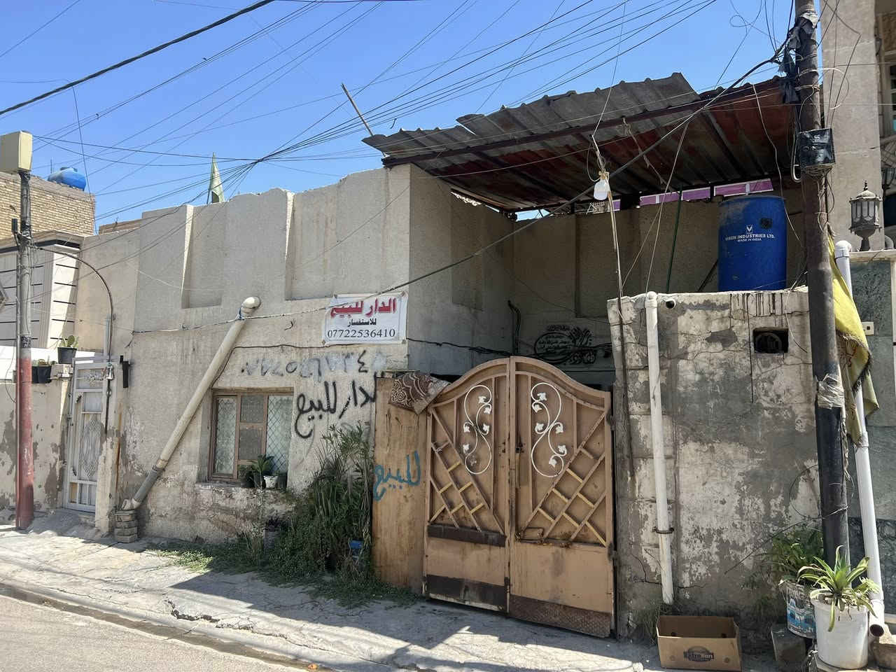 الدار للبيع مساحه ١٤٤ عكاده. بناء قديم عنوان مدينه الصدر قطاع ٥٢.  موقع مقابيل المدارس قريب عل الخدمي مال الاورفلي الاتصال ***********
