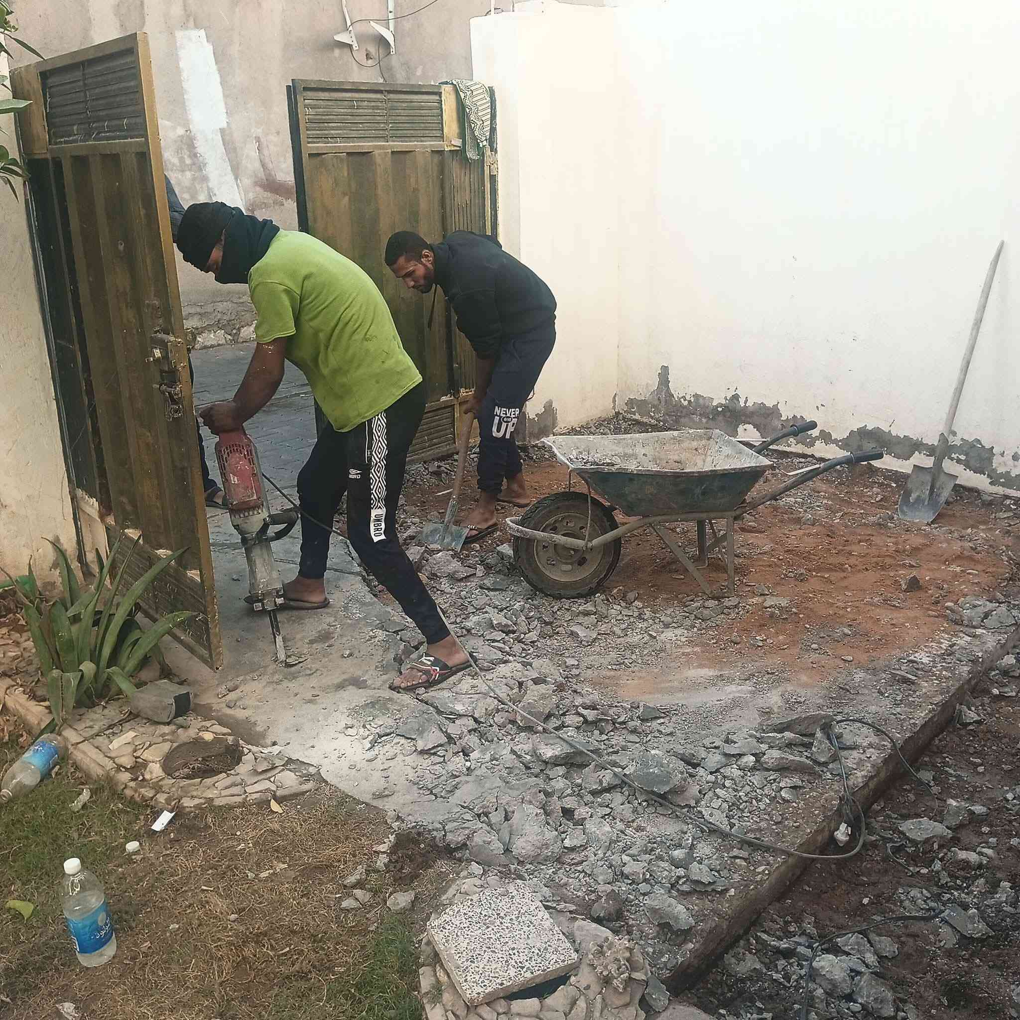 سلام عليكم  / يوجد كادر عمل جاهز/ تصعيد مواد/ تنضيف بيوت/ تفليش/ تكشيط/ تنضيف حدائق/ دفن نهري  / شقلنه ليل ونهار   /ومعداتنه جاهز/ ماعليك بس تصال على رقم  /     ***********
