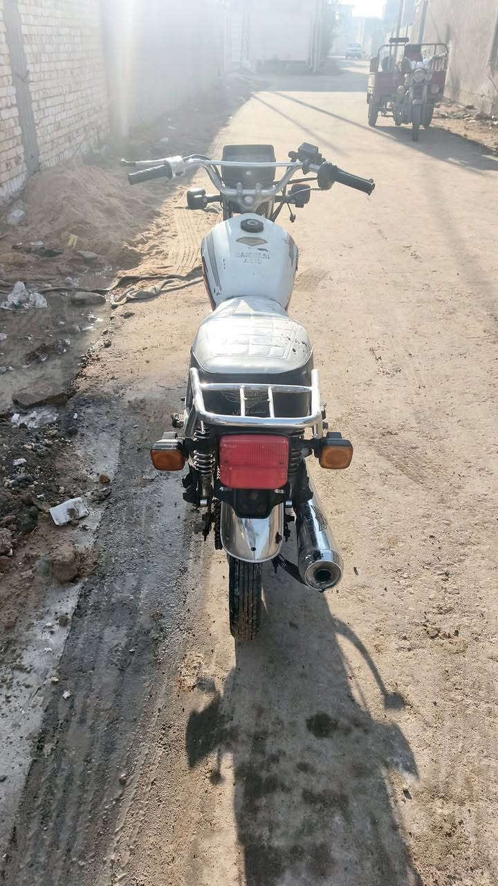 السلام عليكم سافاني للبيع وراق سكنر 2021 نضيفه بيه بس لاستيك ولف سعر 450 او بيها مجال مكاني دوانيه حي العسكري الثاني ***********
