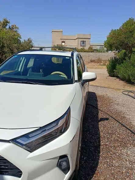 السلام عليكم 

تويوتا راف فور للبيع وارد امريكي موديل 2022فئة xle لون ابيضّ رقم بغداد محرك اربعه سلندر 2500 

 بانزين فقط رقم إنكليزي جديد 

مواصفاته.

 فتحة -بصمه -جنطة كهرباء - داخل اسود جلد كشانه جلد اسود ماشيه 64 إلف كيلو متر

وباقي المواصفات معروفة 

السيارة فول مواصفات  بيه ضررها جوانب يعني البجم كبس 

السعر/ ٢٣٠٠٠ $

للاتصال ***********
